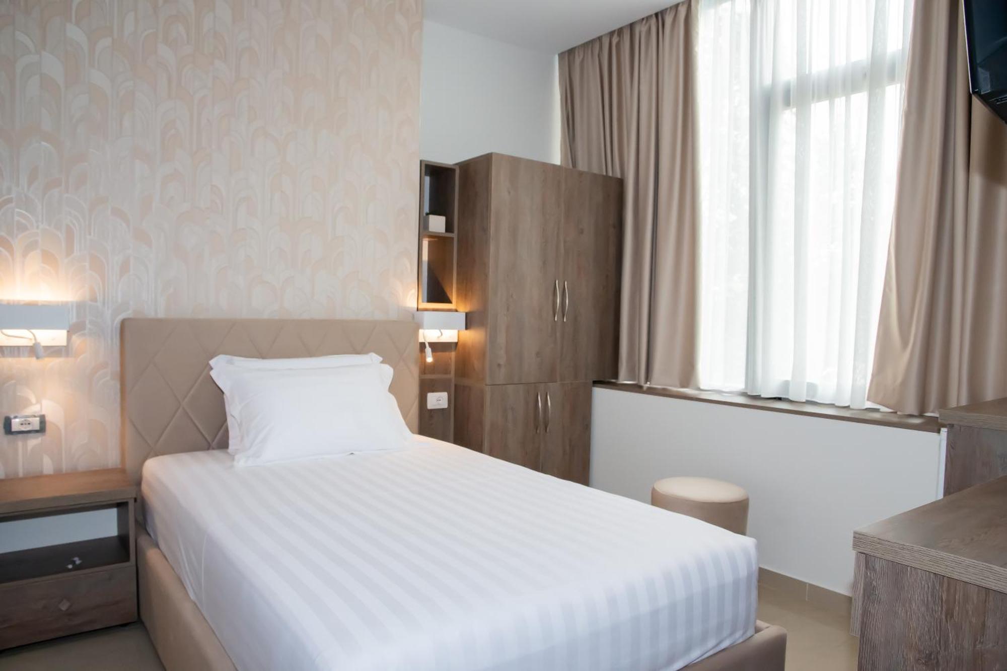 Alv Rent Rooms Vlorë Exteriör bild