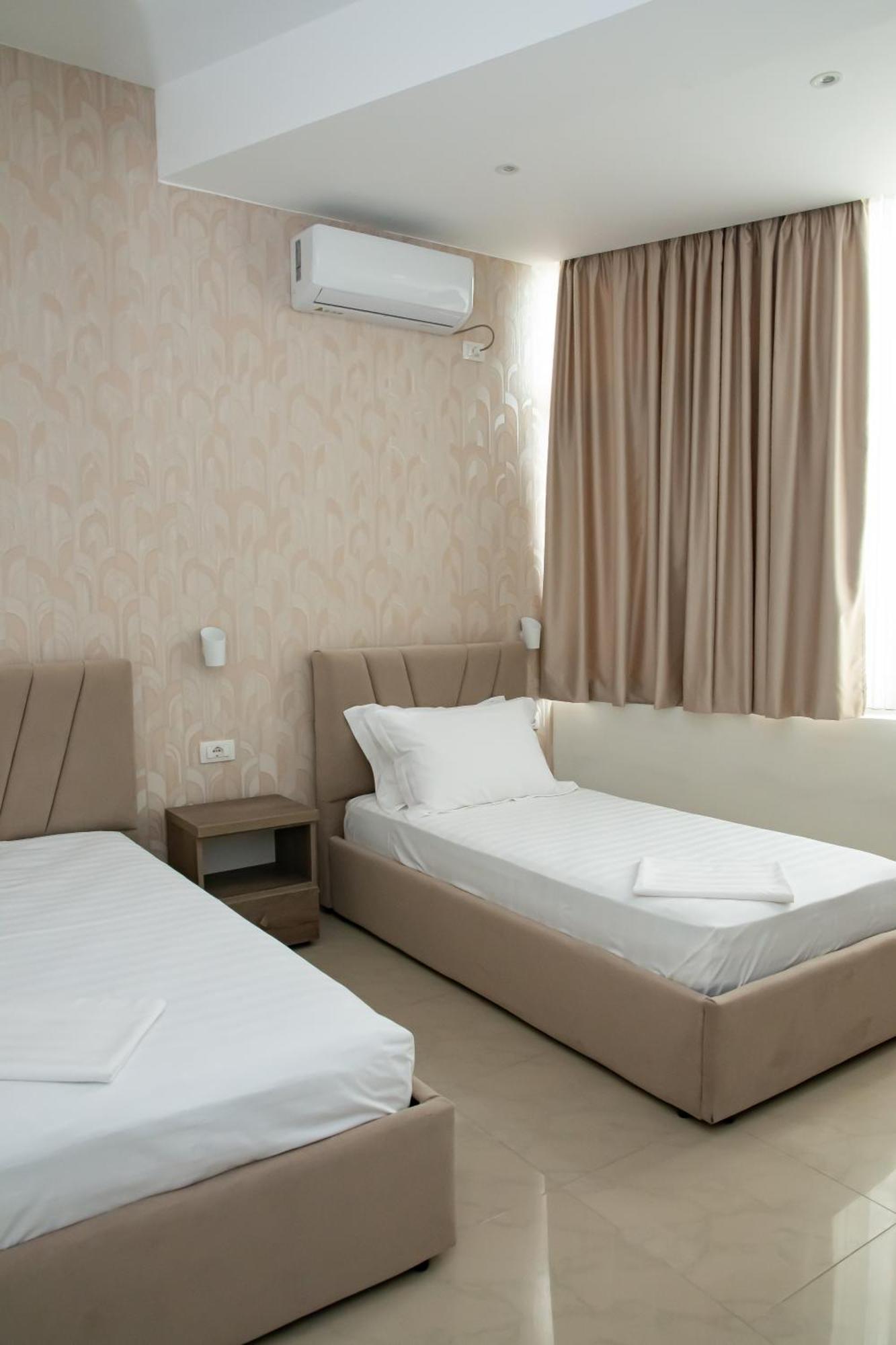 Alv Rent Rooms Vlorë Exteriör bild