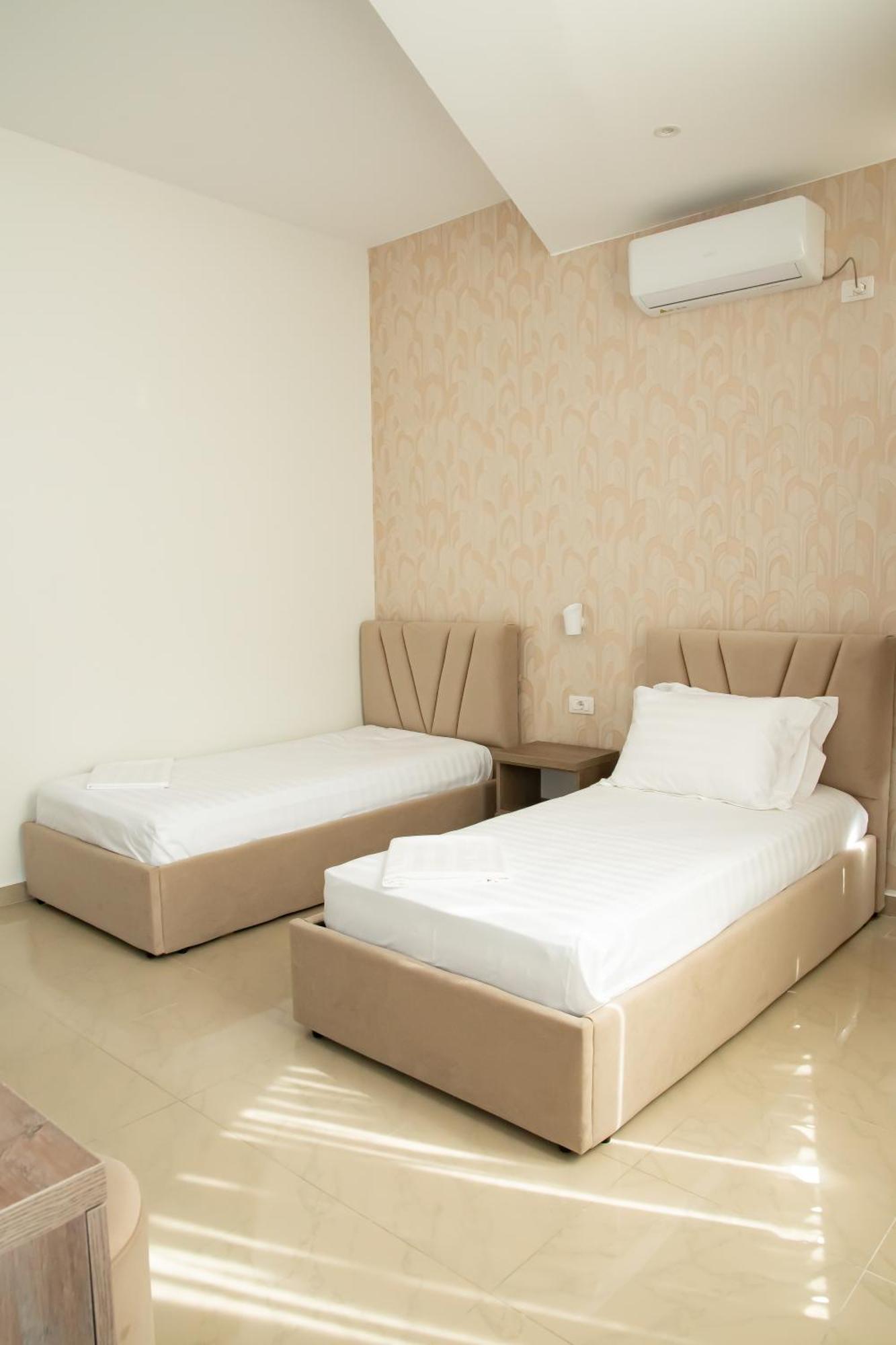 Alv Rent Rooms Vlorë Exteriör bild