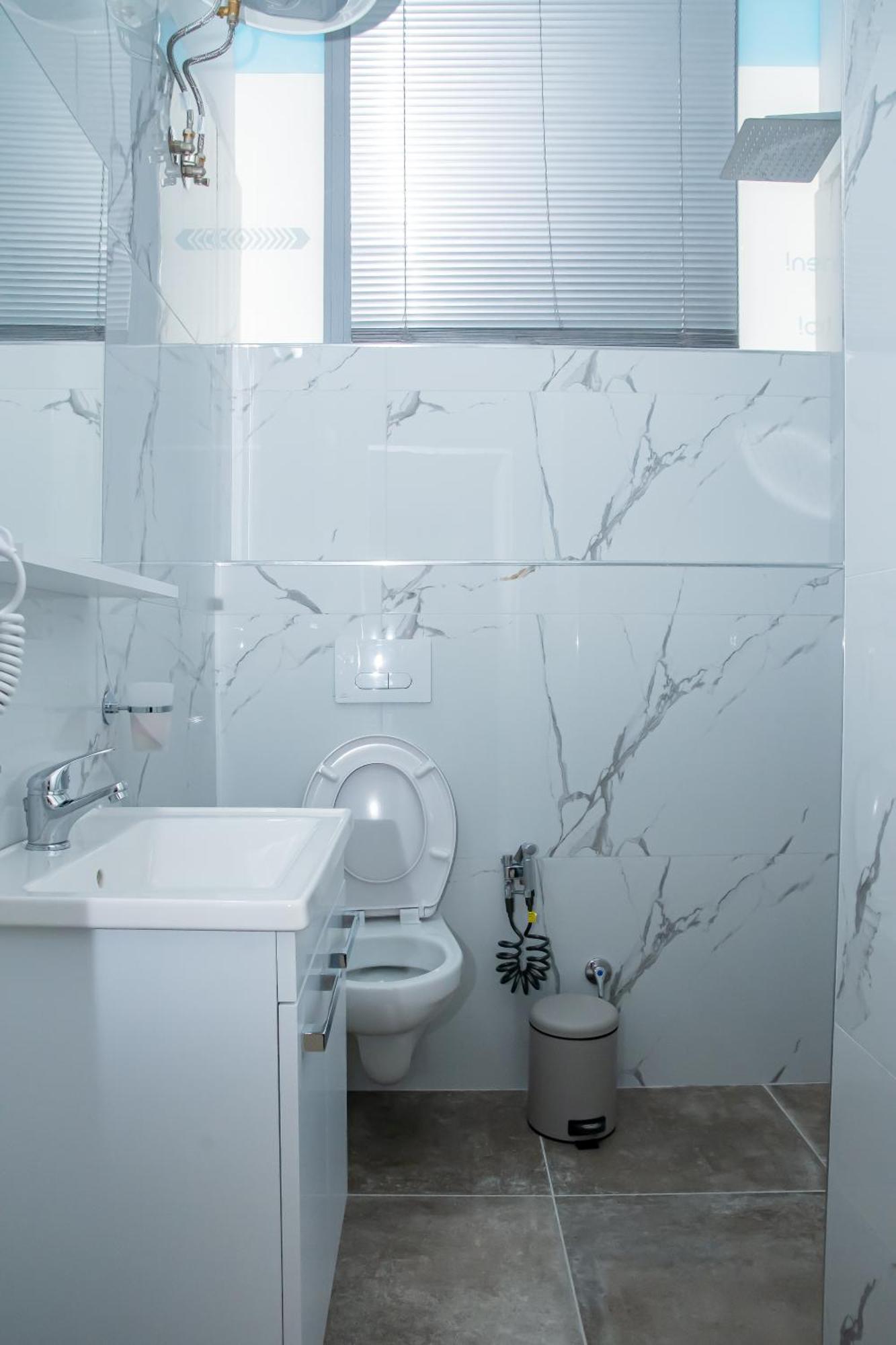 Alv Rent Rooms Vlorë Exteriör bild