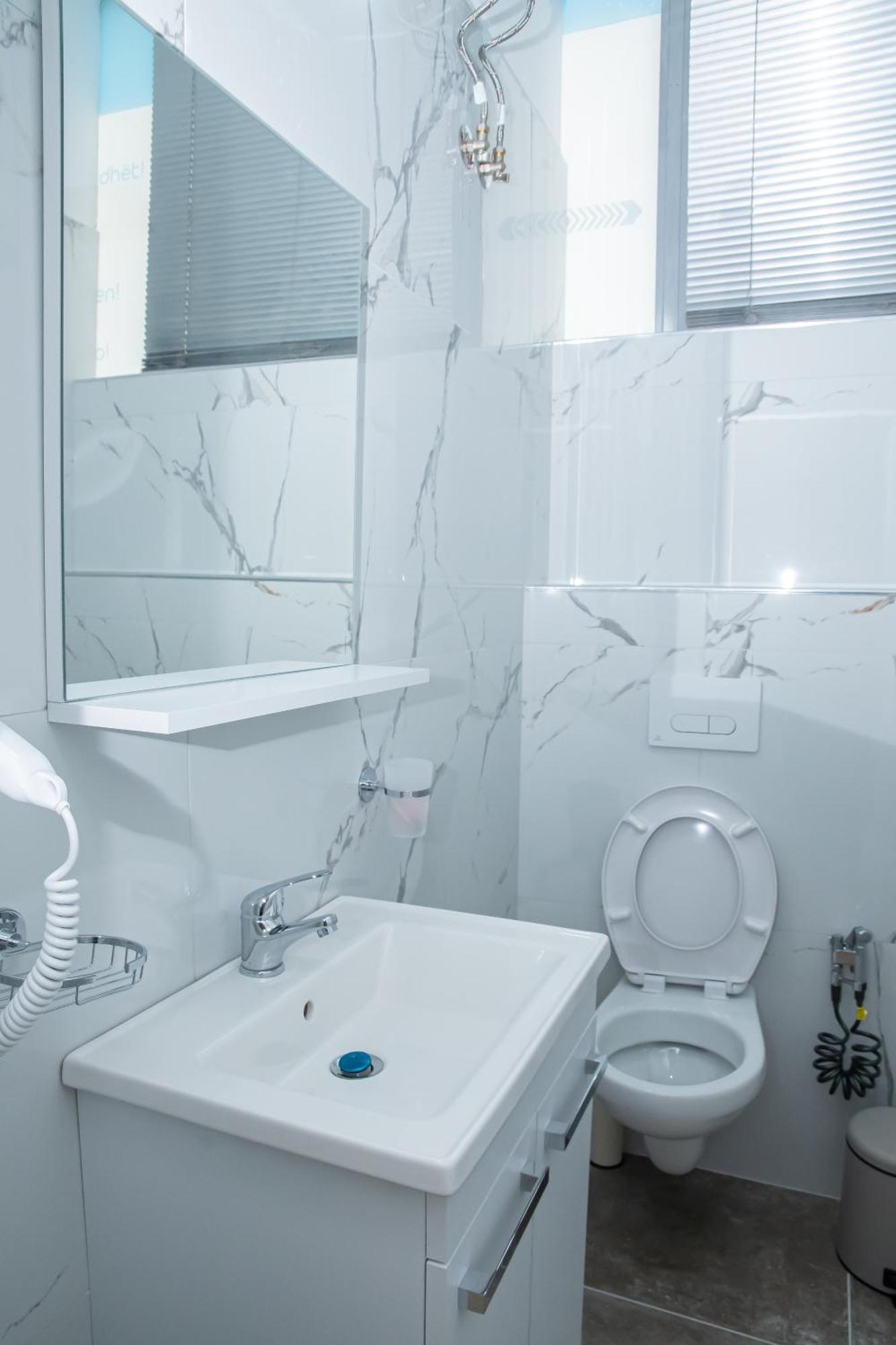 Alv Rent Rooms Vlorë Exteriör bild
