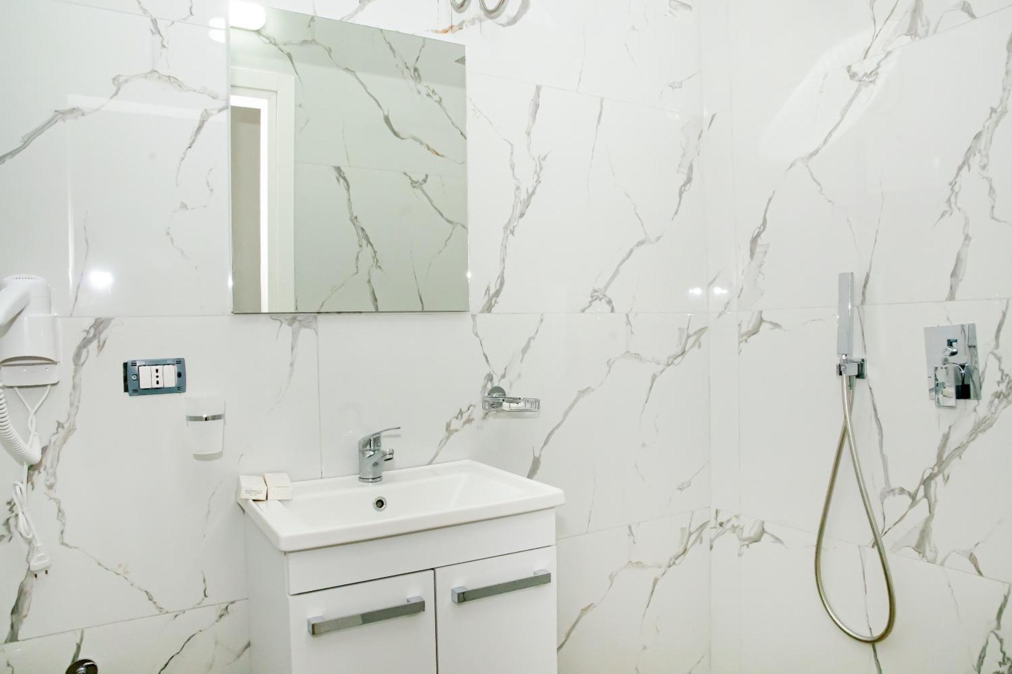 Alv Rent Rooms Vlorë Exteriör bild